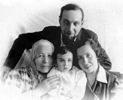 Гедалье Печерский с семьей.7.07.1945 г.